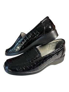 Tradition Croc-Embossed Slip-On Women's Loafers. Size  8M. Black.